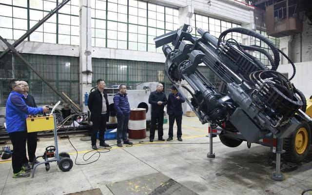 长沙矿山院首台小型智能采矿台车下线，打破国外技术垄断